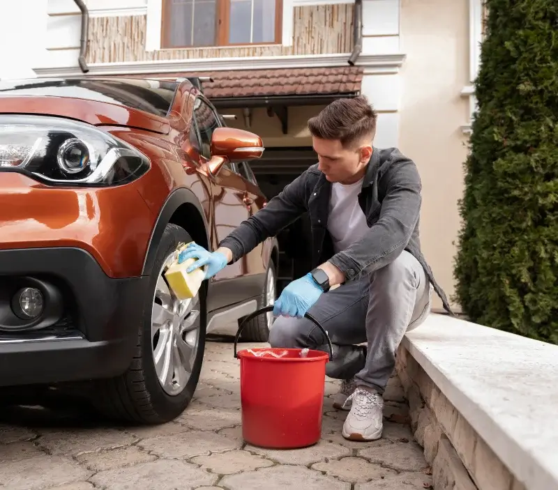 Lavage auto à domicile Ennordres : professionnel intervenant sur un véhicule